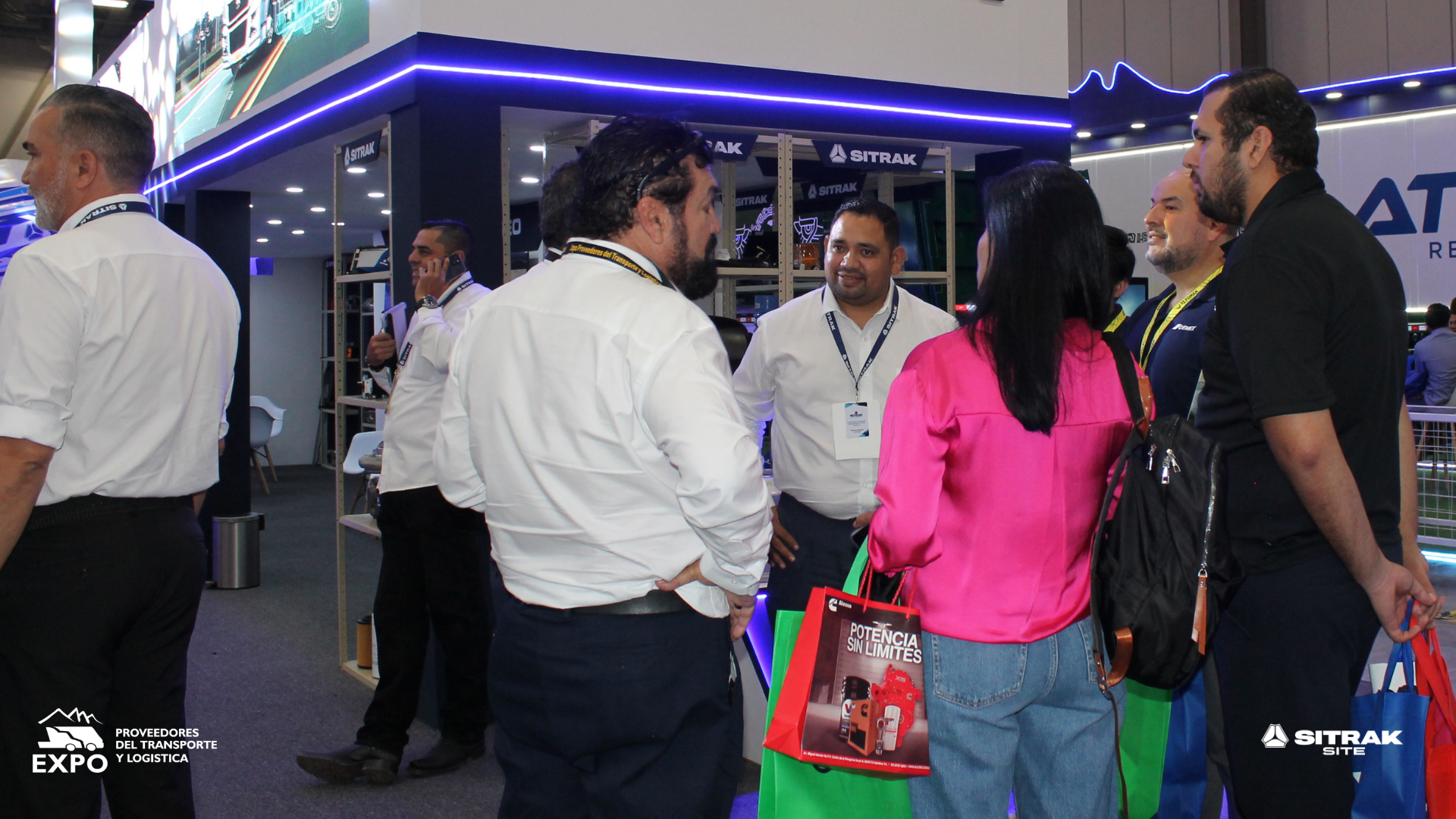 Equipo SITRAK SITE atendiendo a clientes y transportistas