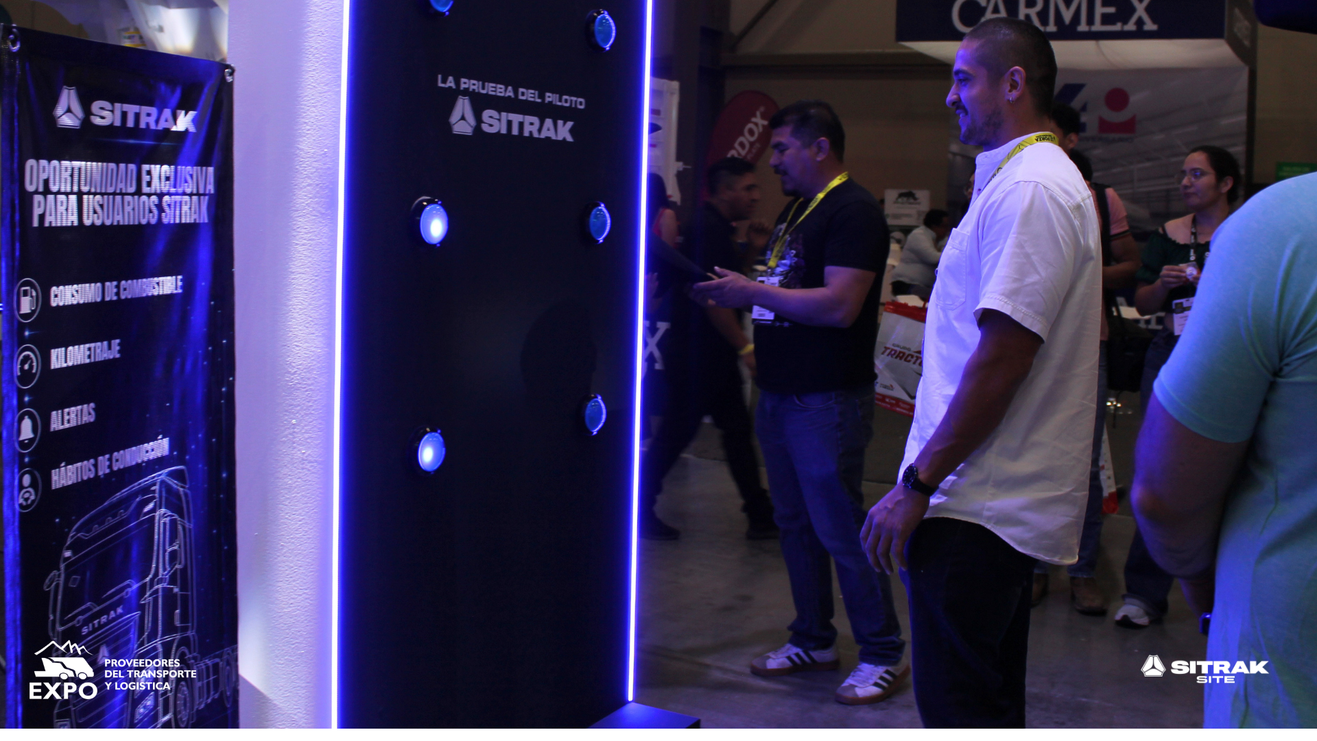 Visitantes recorren el stand de SITRAK SITE en Expo Proveedores